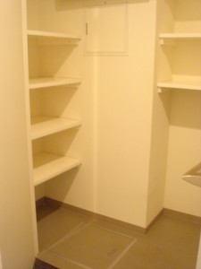 Anzen Building - Closet